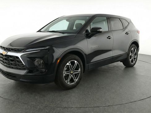 Used 2025 Chevrolet Blazer LT image 3
