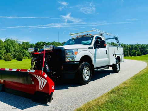 Used 2016 Ford F250 XL w/ Power Equipment Group AWD/4WD image 2