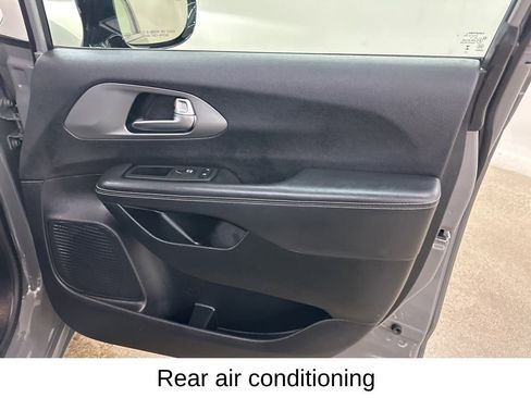 Used 2025 Chrysler Pacifica Select FWD image 21