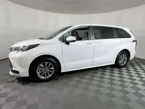 Used 2024 Toyota Sienna LE image 16
