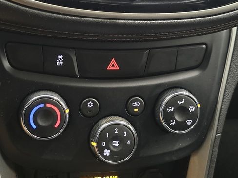 Used 2020 Chevrolet Trax LT w/ LT Convenience Package image 26