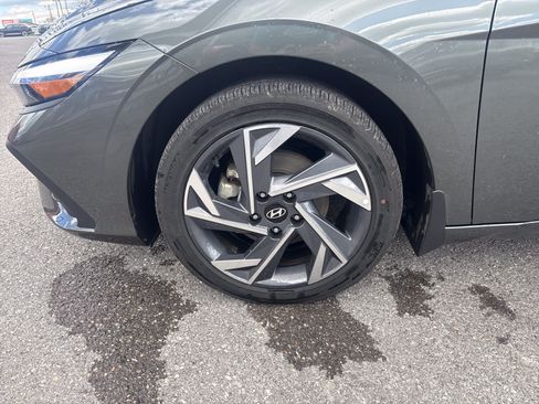 Used 2025 Hyundai Elantra SEL FWD image 11