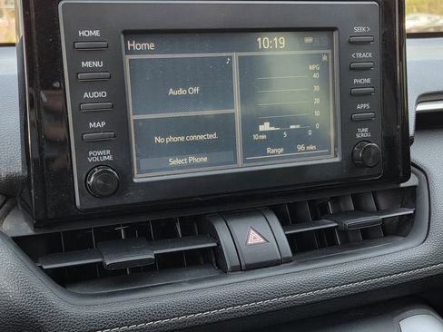 Used 2019 Toyota RAV4 LE FWD image 9