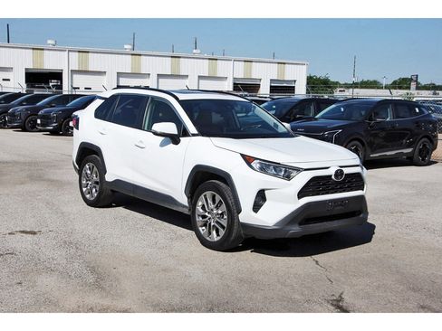 Used 2019 Toyota RAV4 XLE Premium FWD image 9