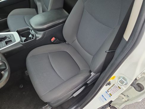 Used 2019 Toyota RAV4 LE AWD/4WD image 7