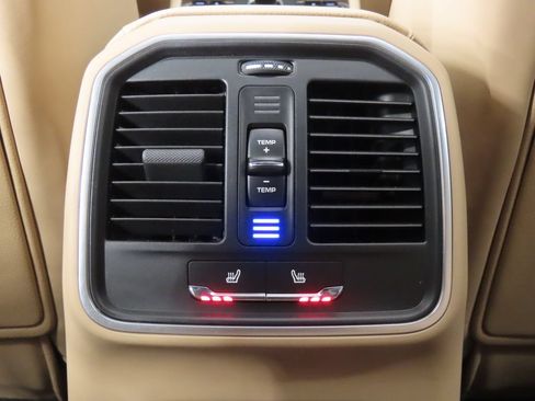 Certified 2025 Porsche Macan AWD/4WD image 33