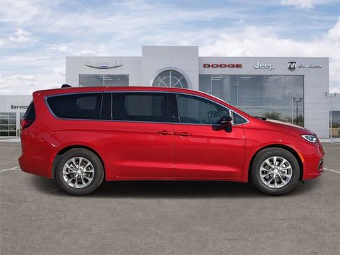 New 2026 Chrysler Pacifica Limited image 2