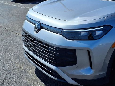 New 2025 Volkswagen Tiguan SE image 19