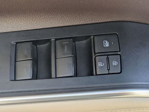 Used 2022 Toyota Highlander XLE FWD image 12