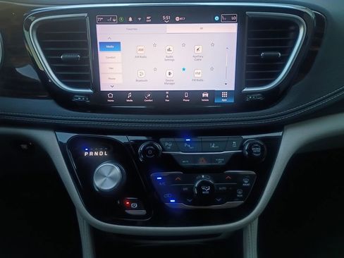 Used 2022 Chrysler Pacifica Limited w/ Uconnect Theater Family Group image 8