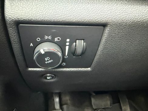 Used 2019 Jeep Grand Cherokee Laredo AWD/4WD image 22