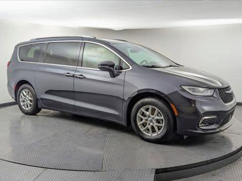Used 2021 Chrysler Pacifica Touring-L image 11