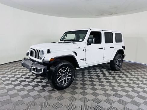 Used 2025 Jeep Wrangler Unlimited Sahara AWD/4WD image 4