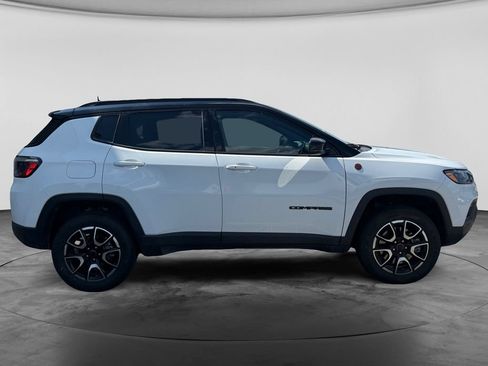 Used 2025 Jeep Compass Trailhawk AWD/4WD image 11