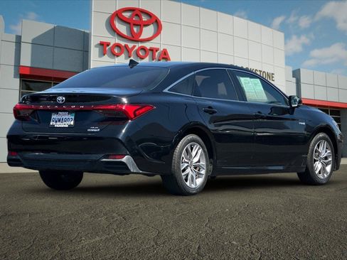 Used 2021 Toyota Avalon XLE w/ Moonroof Package FWD image 3