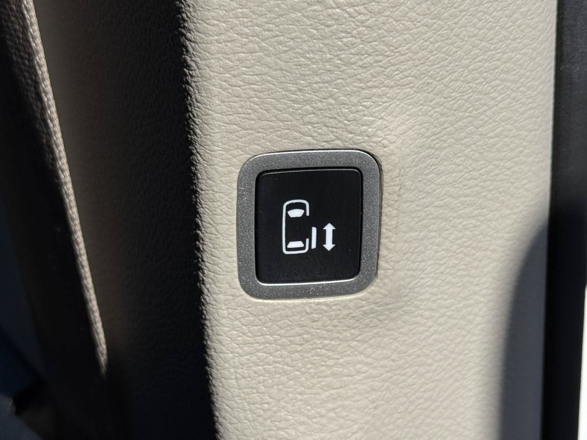 Used 2023 Chrysler Pacifica Touring-L FWD image 19