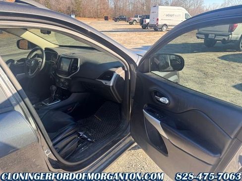 Used 2017 Jeep Cherokee Trailhawk image 20