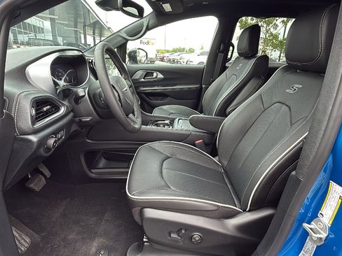 New 2026 Chrysler Pacifica Limited image 10
