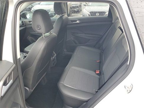 Certified 2025 Volkswagen Taos SE image 10