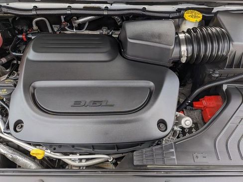 Certified 2024 Chrysler Pacifica Touring-L image 30