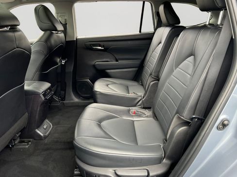 Used 2022 Toyota Highlander XLE image 11