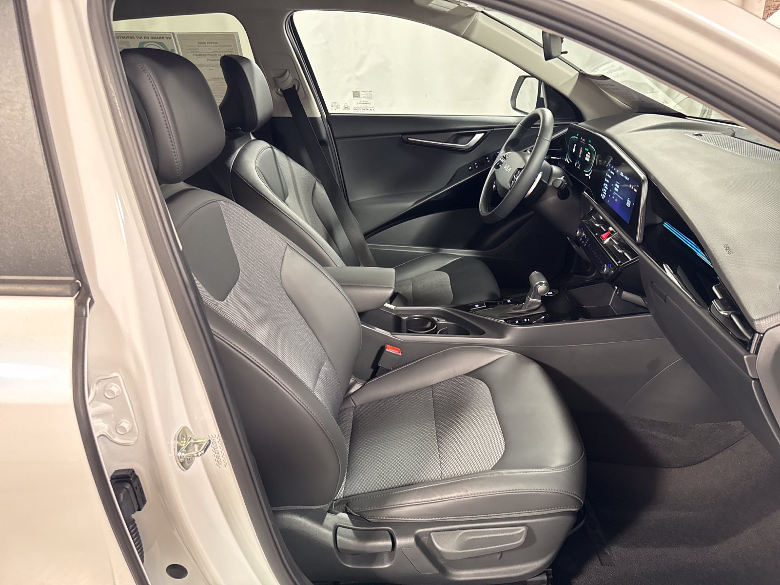 Used 2023 Kia Niro EX FWD image 23