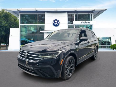 Used 2024 Volkswagen Tiguan SE w/ Panoramic Sunroof Package FWD image 2