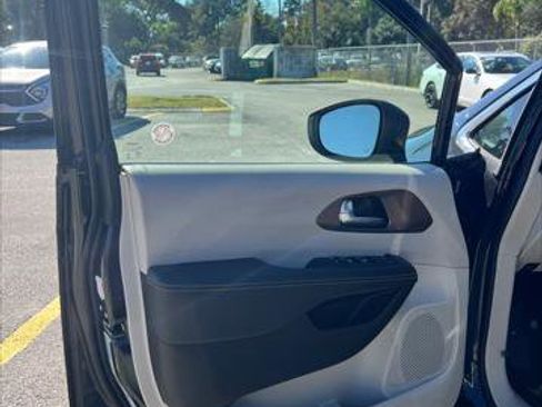 Used 2023 Chrysler Voyager LX image 42