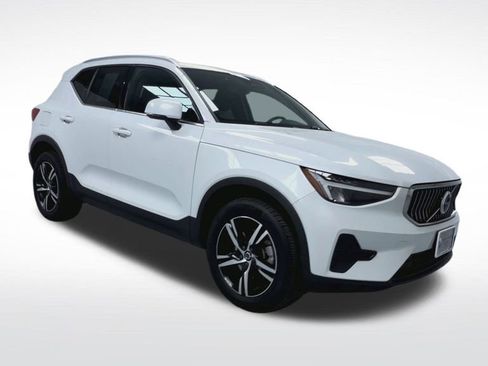 Used 2025 Volvo XC40 B5 Core image 18