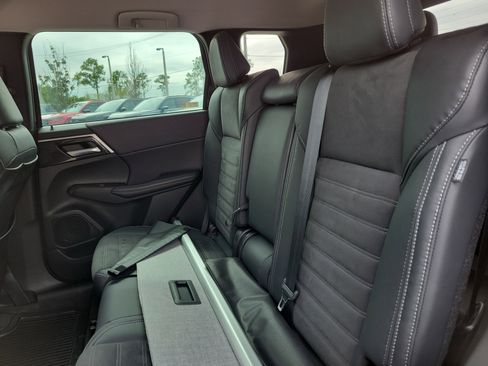 Used 2023 Mitsubishi Outlander SE image 17