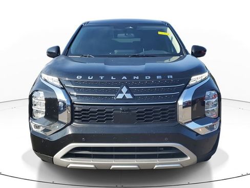 Used 2023 Mitsubishi Outlander SE image 2