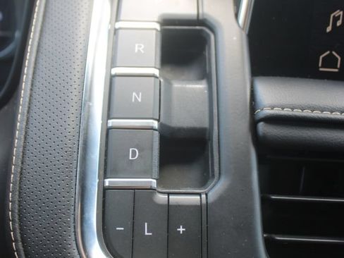 Used 2023 GMC Yukon XL SLT AWD/4WD image 28