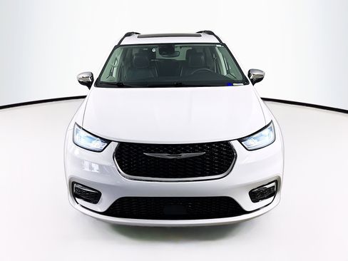 Used 2023 Chrysler Pacifica Limited FWD image 3