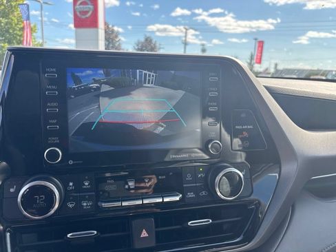 Used 2022 Toyota Highlander XLE AWD/4WD image 17