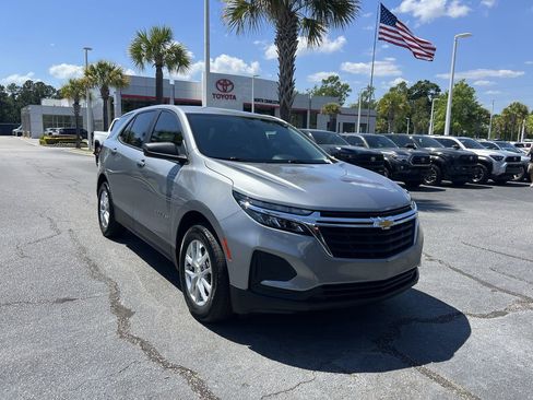 Used 2024 Chevrolet Equinox LS w/ LS Convenience Package FWD image 2
