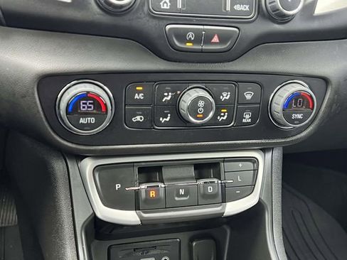 Used 2023 GMC Terrain SLE w/ Driver Convenience Package image 25