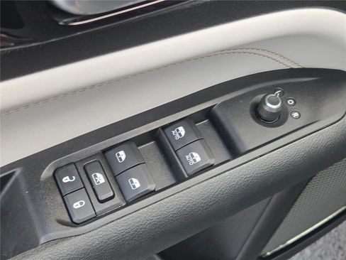 Used 2022 Jeep Compass Limited image 23