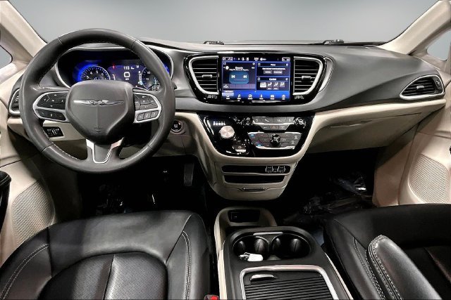 Used 2024 Chrysler Pacifica Touring-L FWD image 7