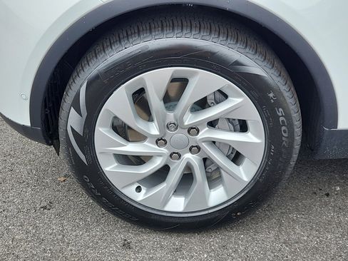 Certified 2024 Land Rover Discovery S image 9