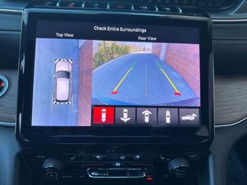 Used 2025 Jeep Grand Cherokee Summit w/ Obsidian Package image 17