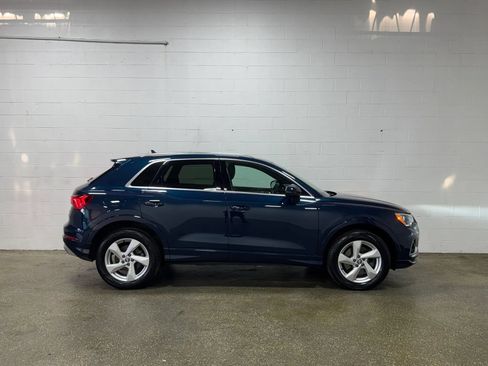 Used 2020 Audi Q3 2.0T Premium w/ Convenience Package AWD/4WD image 2