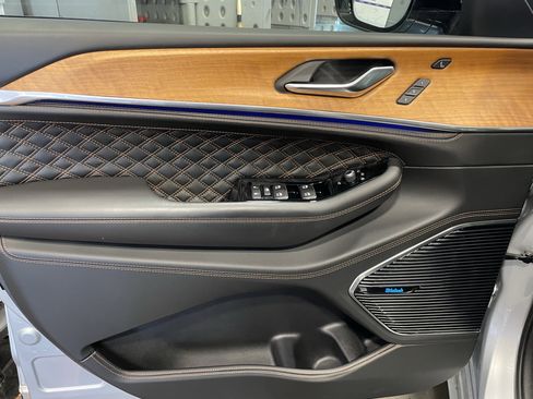 Used 2024 Jeep Grand Cherokee L Summit image 17