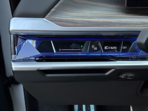 Used 2023 BMW 760i xDrive AWD/4WD image 19