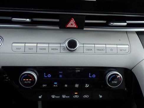 Used 2025 Hyundai Elantra Limited image 19