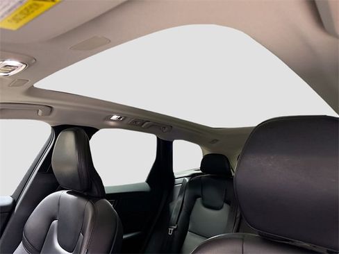 Used 2019 Volvo XC60 T5 Momentum w/ Premium Package image 24