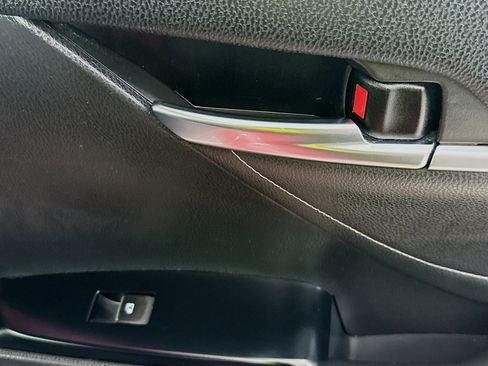 Used 2018 Toyota Camry XSE image 30