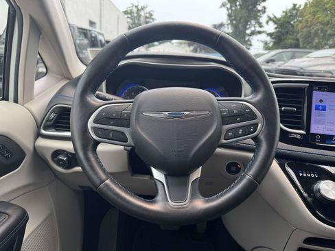 Used 2021 Chrysler Pacifica Touring-L FWD image 12