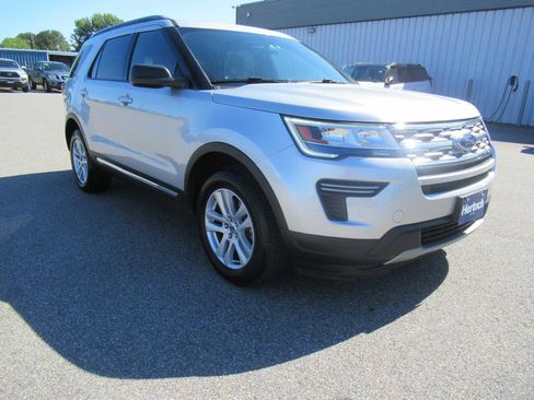 Used 2018 Ford Explorer XLT AWD/4WD image 3
