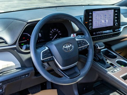 Used 2023 Toyota Sienna XLE FWD image 23