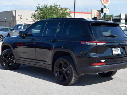Used 2025 Jeep Grand Cherokee Limited w/ Black Appearance Package AWD/4WD image 4